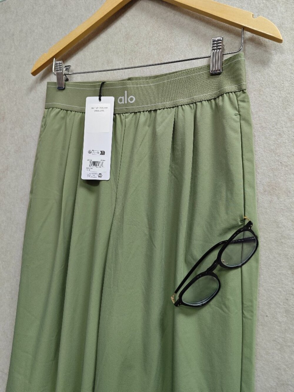 🌿 NWT ALO Yoga Suit Up Trouser Dune Grass Regular 30" 💕 Wide Leg / Relaxed Fit - Picture 5 of 8